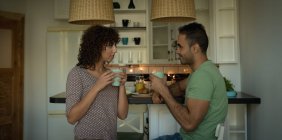Couple prenant un café ensemble à la maison — Photo de stock