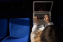 Hochwinkelaufnahme einer Frau mit Laptop im Kreuzfahrtschiff — Stockfoto