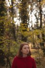 Frau steht im Herbst im Park — Stockfoto