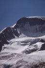 Montanha coberta de neve em um dia ensolarado — Fotografia de Stock
