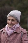 Mujer mayor activa en ropa de abrigo al aire libre - foto de stock