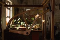 Primer plano de la pieza de bicicleta en el taller - foto de stock