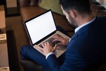 Homme d'affaires utilisant un ordinateur portable à l'hôtel — Photo de stock