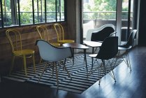 Порожні стільці і стіл в офісі — стокове фото