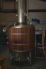 Destilaria de vinho na fábrica de gin — Fotografia de Stock