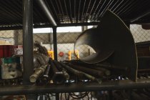 Verschiedene Metallstangen im Regal in der Werkstatt — Stockfoto