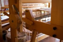 Primer plano de la máquina con hilo de seda en fábrica - foto de stock