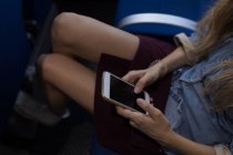 Высокий угол обзора женщины, пользующейся мобильным телефоном на круизном судне — стоковое фото