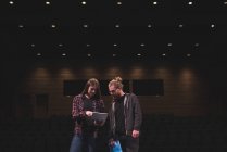 Schauspieler und Schauspielerin lesen Drehbuch auf der Bühne im Theater. — Stockfoto