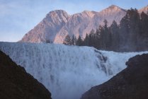 Cachoeira em um dia ensolarado, banff parque nacional — Fotografia de Stock