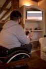 Homem com deficiência jogando videogames em casa — Fotografia de Stock