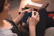 Close-up mulher tricô lã na loja de alfaiate — Fotografia de Stock