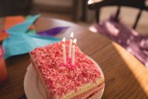 Primer plano de pastel de cumpleaños con velas en casa . - foto de stock