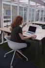 Weibliche Führungskraft telefoniert am Schreibtisch im Büro — Stockfoto