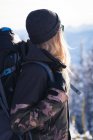 Visão traseira da mulher com mochila olhando para a vista durante o inverno — Fotografia de Stock