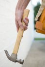 Close-up de carpinteiro masculino segurando martelo — Fotografia de Stock