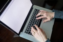 Primo piano della donna d'affari che utilizza il computer portatile in hotel — Foto stock