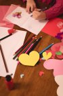 Mädchen zeichnet zu Hause auf Valentinskarte — Stockfoto