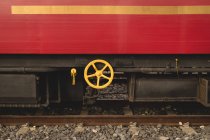 Красный поезд на железной дороге — стоковое фото