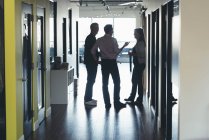 Geschäftsleute interagieren im Büro miteinander — Stockfoto