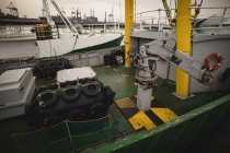 Bateau de pêche amarré dans les chantiers navals au crépuscule — Photo de stock
