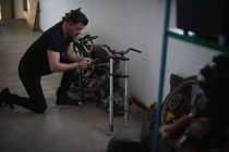 Mécanicien réparation moto dans le garage — Photo de stock