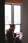 Мужчина руководитель с помощью цифрового планшета на столе в офисе — стоковое фото
