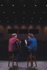 Cantor e músico se apresentando no palco no teatro . — Fotografia de Stock
