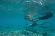 Coppia snorkeling subacqueo in mare turchese — Foto stock