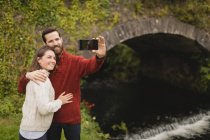 Casal afetuoso tomando selfie com telefone celular — Fotografia de Stock