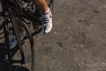 Велосипедистка отдыхает на дороге в солнечный день — стоковое фото