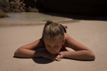 Mädchen entspannen am Strand an einem sonnigen Tag — Stockfoto