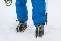 Niedriger Abschnitt eines männlichen Bergsteigers, der im Winter in einer verschneiten Region steht — Stockfoto