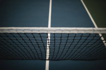 Primo piano della rete nel campo da tennis all'alba — Foto stock