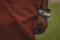 Vários tipos de pulseiras na mão homem maasai — Fotografia de Stock