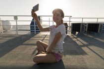 Femme prenant selfie avec téléphone portable sur un bateau de croisière — Photo de stock