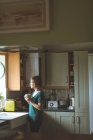 Продуманий одна жінка кави кухні в домашніх умовах — стокове фото