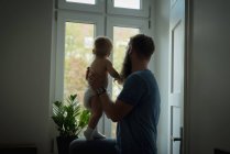 Padre che tiene il bambino a casa — Foto stock