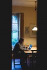 Uomo attento utilizzando il computer portatile a casa — Foto stock