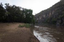 Cliff e rio no parque de safári em um dia ensolarado — Fotografia de Stock