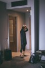 Frau macht sich im Hotel fertig — Stockfoto