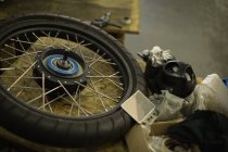 Primer plano del neumático de motocicleta en el garaje - foto de stock