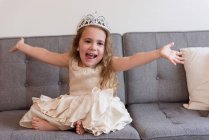 Menina bonito vestindo coroa celebrando seu aniversário em casa — Fotografia de Stock