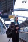 Elegante donna in attesa di un treno al binario — Foto stock
