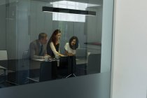 Деловые коллеги, взаимодействующие друг с другом на встрече в офисе — стоковое фото