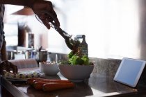 Homem sênior preparando salada na cozinha em casa — Fotografia de Stock