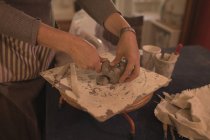 Середина жіночого гончарного лиття глини в домашніх умовах — стокове фото