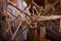 Primo piano del telaio di tessitura con filo di seta in negozio — Foto stock