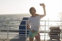 Frau macht Selfie mit Handy auf Kreuzfahrtschiff — Stockfoto