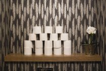 Pilha de papel higiênico arranjada em casa — Fotografia de Stock